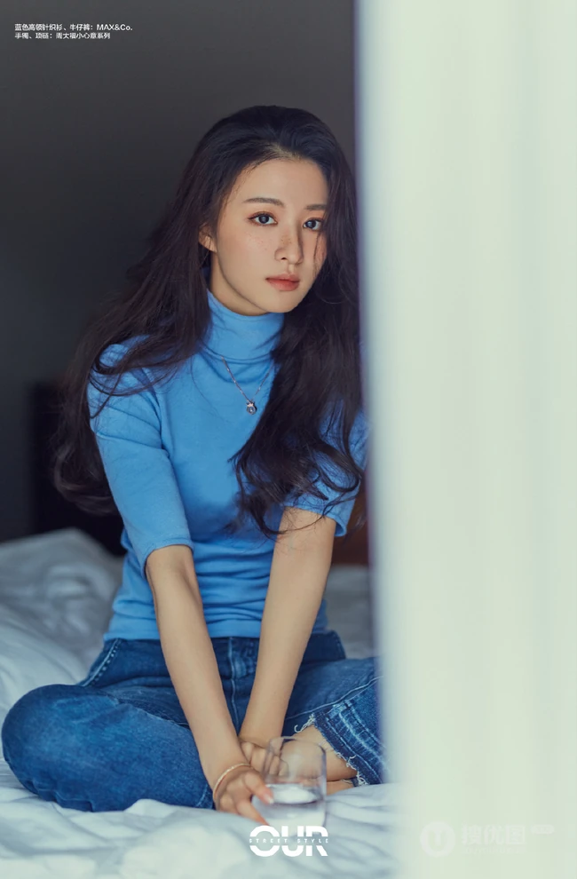 王楚然蓝色高领毛衣牛仔裤室内写真美照