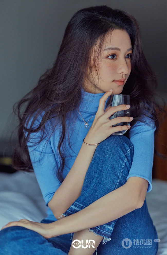 王楚然蓝色高领毛衣牛仔裤室内写真美照