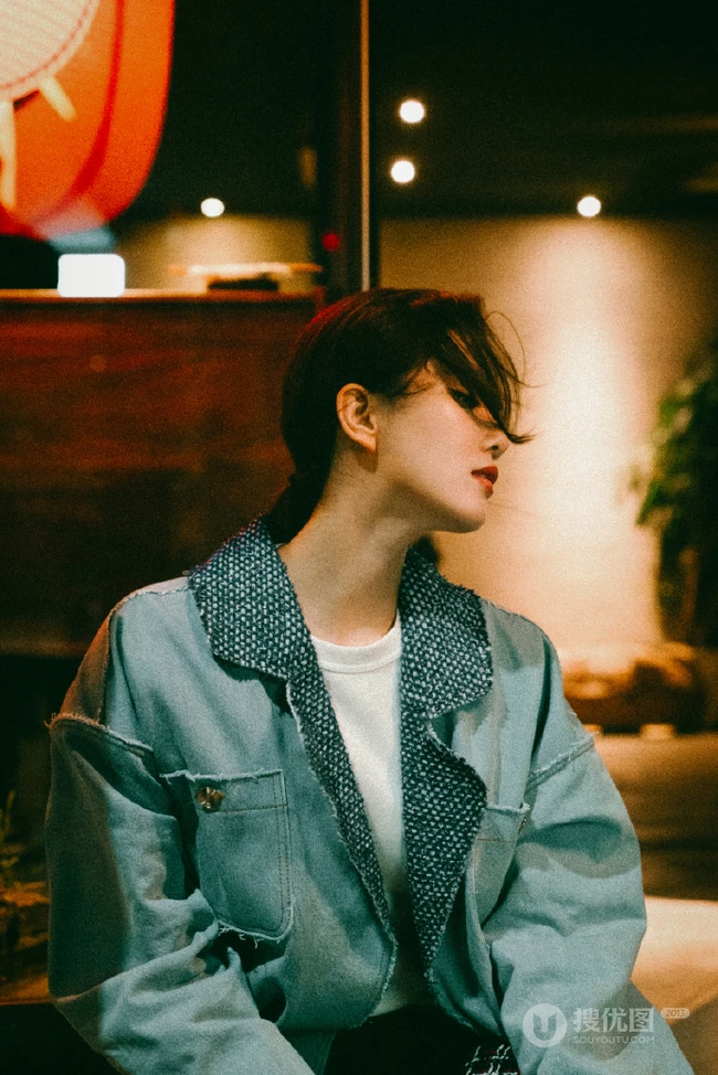 刘诗诗休闲装黑裤穿搭夜景街拍照片