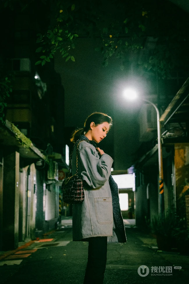 刘诗诗休闲装黑裤穿搭夜景街拍照片