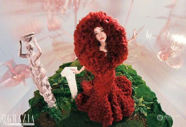angelababy杨颖&ldquo;圣诞奇幻秀&rdquo;主题气质身段婀娜写真杂志照片
