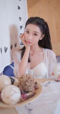 温柔甜美浅粉白皙女生气质低领白裙穿着喝牛奶吃早餐气质写真照片