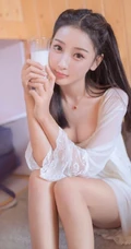 温柔甜美浅粉白皙女生气质低领白裙穿着喝牛奶吃早餐气质写真照片