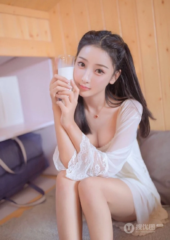 温柔甜美浅粉白皙女生气质低领白裙穿着喝牛奶吃早餐气质写真照片