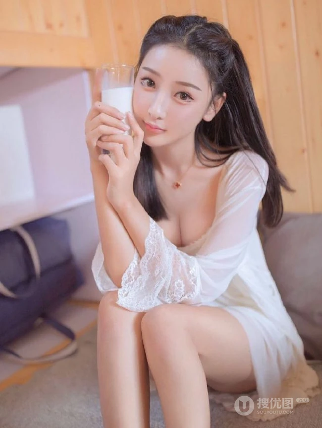温柔甜美浅粉白皙女生气质低领白裙穿着喝牛奶吃早餐气质写真照片