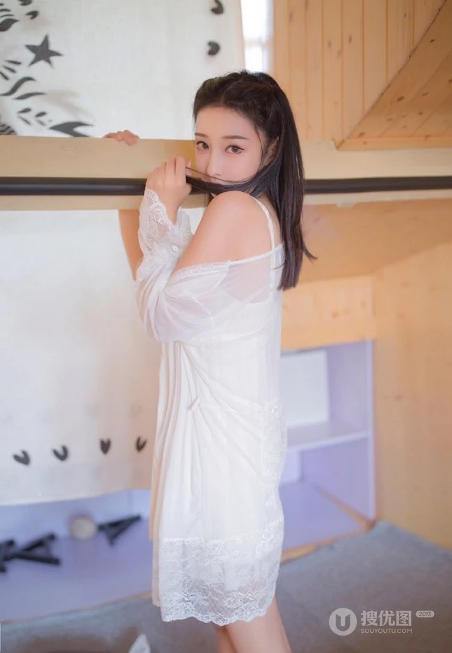温柔甜美浅粉白皙女生气质低领白裙穿着喝牛奶吃早餐气质写真照片