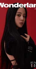 欧阳娜娜新视线杂志写真，红色背景前展百变穿搭少女魅力