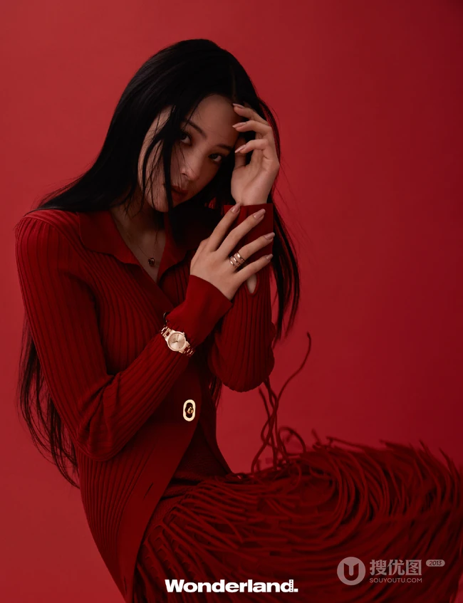 欧阳娜娜新视线杂志写真，红色背景前展百变穿搭少女魅力