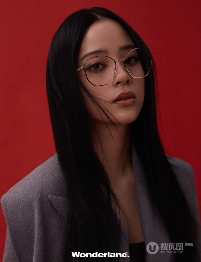 欧阳娜娜新视线杂志写真，红色背景前展百变穿搭少女魅力