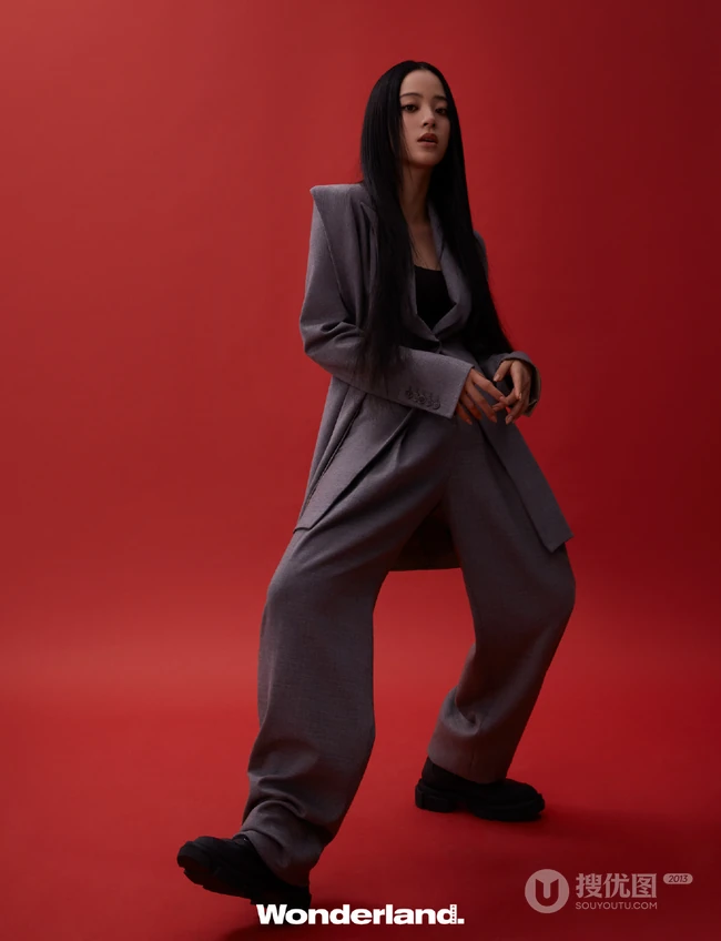 欧阳娜娜新视线杂志写真，红色背景前展百变穿搭少女魅力