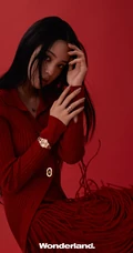 欧阳娜娜新视线杂志写真，红色背景前展百变穿搭少女魅力