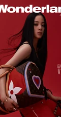 欧阳娜娜新视线杂志写真，红色背景前展百变穿搭少女魅力