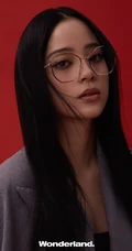 欧阳娜娜新视线杂志写真，红色背景前展百变穿搭少女魅力
