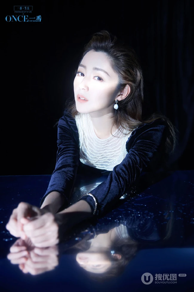 香港女演员卫诗雅ONCE一番杂志气质妩媚写真照