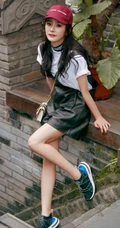杨幂宛若青春少女般活力运动穿搭街拍美照