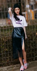 杨幂宛若青春少女般活力运动穿搭街拍美照