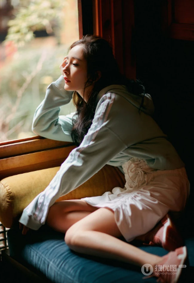 杨幂宛若青春少女般活力运动穿搭街拍美照