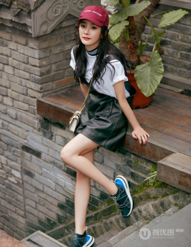 杨幂宛若青春少女般活力运动穿搭街拍美照