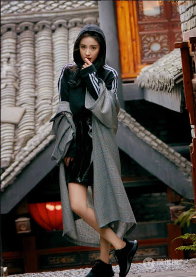 杨幂宛若青春少女般活力运动穿搭街拍美照