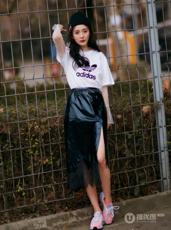 杨幂宛若青春少女般活力运动穿搭街拍美照