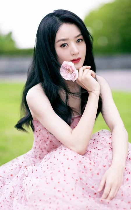 赵丽颖气质靓丽粉衣波点礼裙公主裙超美户外写真照片
