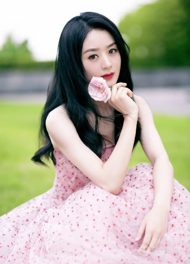 赵丽颖气质靓丽粉衣波点礼裙公主裙超美户外写真照片