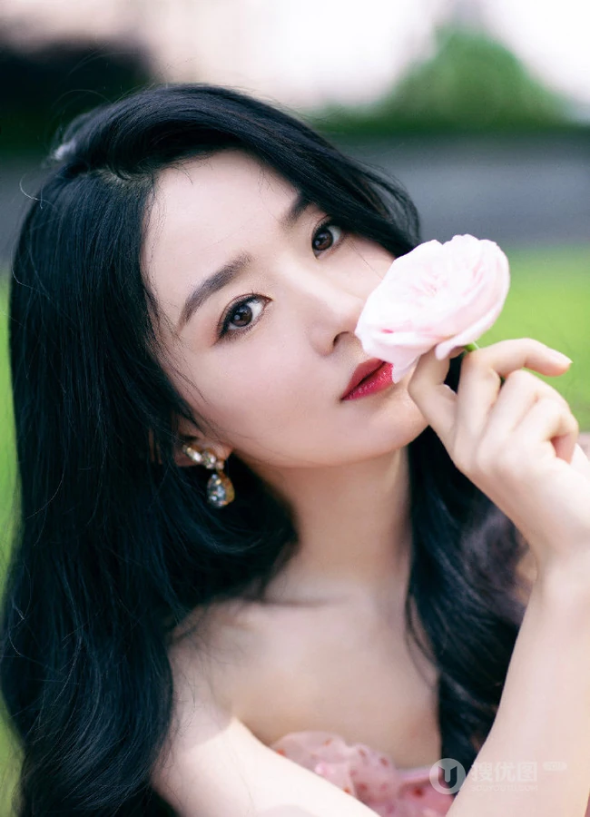 赵丽颖气质靓丽粉衣波点礼裙公主裙超美户外写真照片