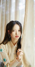 陈昕葳可爱甜美白衫短裤舞台照图片，尽显修长动人大白线条感