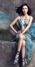 张歆艺秀眉如画，清丽脱俗，宛若不食人间烟火气质写真照