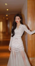 李紫婷海风轻拂，浪花朵朵唯美白裙沙滩写真美照