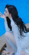 李紫婷海风轻拂，浪花朵朵唯美白裙沙滩写真美照