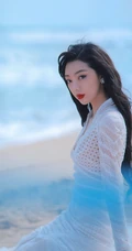 李紫婷海风轻拂，浪花朵朵唯美白裙沙滩写真美照