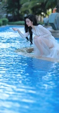 李紫婷海风轻拂，浪花朵朵唯美白裙沙滩写真美照