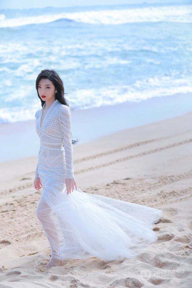 李紫婷海风轻拂，浪花朵朵唯美白裙沙滩写真美照