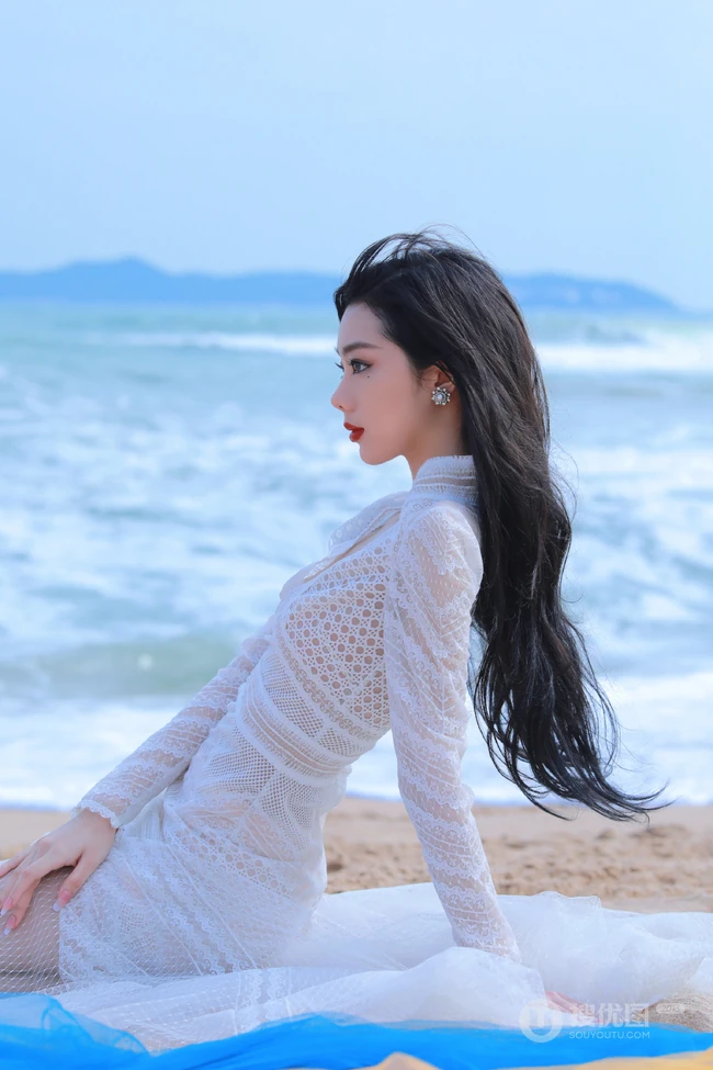 李紫婷海风轻拂，浪花朵朵唯美白裙沙滩写真美照