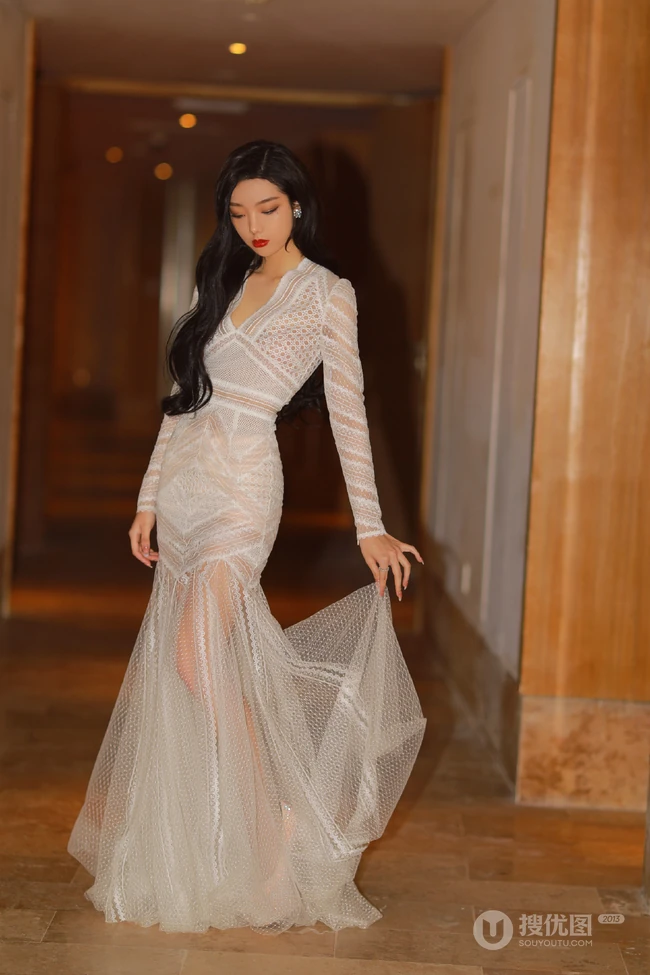 李紫婷海风轻拂，浪花朵朵唯美白裙沙滩写真美照
