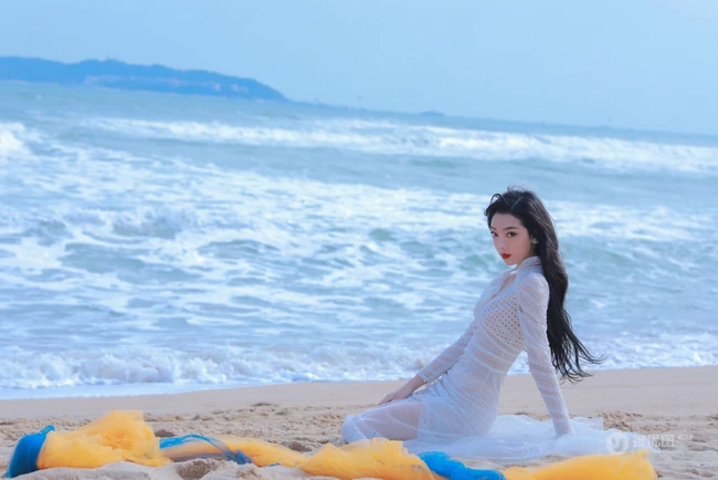 李紫婷海风轻拂，浪花朵朵唯美白裙沙滩写真美照