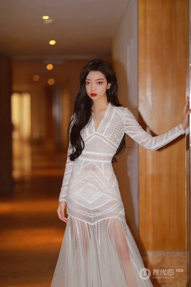 李紫婷海风轻拂，浪花朵朵唯美白裙沙滩写真美照
