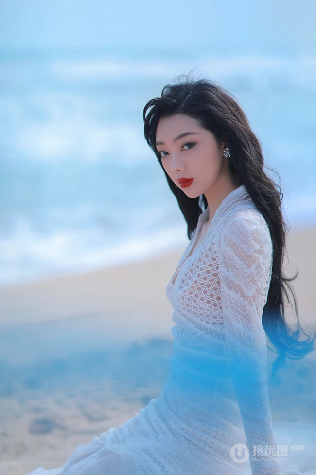 李紫婷海风轻拂，浪花朵朵唯美白裙沙滩写真美照