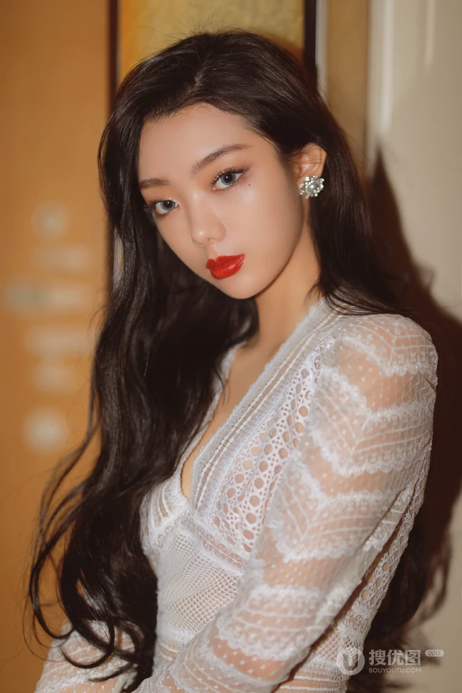 李紫婷海风轻拂，浪花朵朵唯美白裙沙滩写真美照
