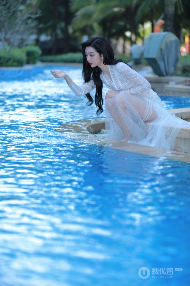 李紫婷海风轻拂，浪花朵朵唯美白裙沙滩写真美照