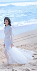 李紫婷海风轻拂，浪花朵朵唯美白裙沙滩写真美照