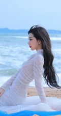 李紫婷海风轻拂，浪花朵朵唯美白裙沙滩写真美照