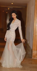 李紫婷海风轻拂，浪花朵朵唯美白裙沙滩写真美照