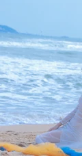 李紫婷海风轻拂，浪花朵朵唯美白裙沙滩写真美照