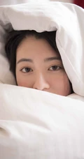 三吉彩花肩带睡衣短裤慵懒随意居家生活照片