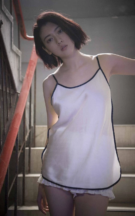 三吉彩花肩带睡衣短裤慵懒随意居家生活照片