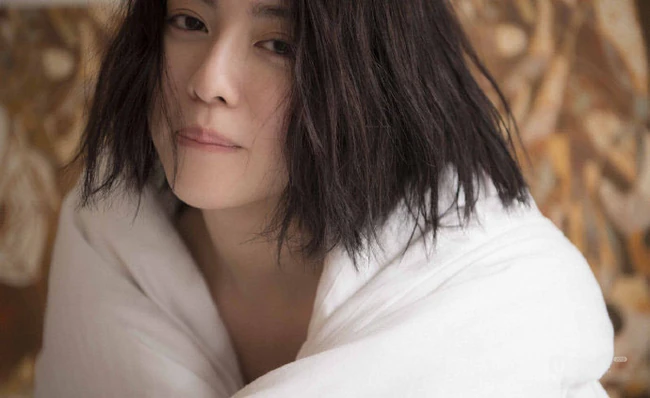 三吉彩花肩带睡衣短裤慵懒随意居家生活照片