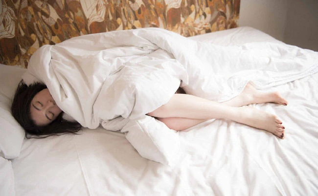 三吉彩花肩带睡衣短裤慵懒随意居家生活照片