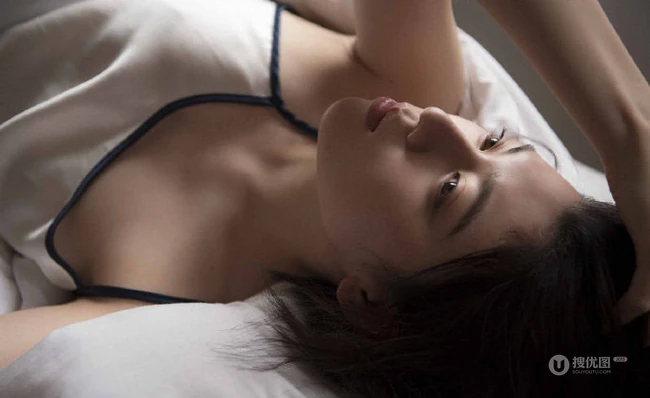 三吉彩花肩带睡衣短裤慵懒随意居家生活照片